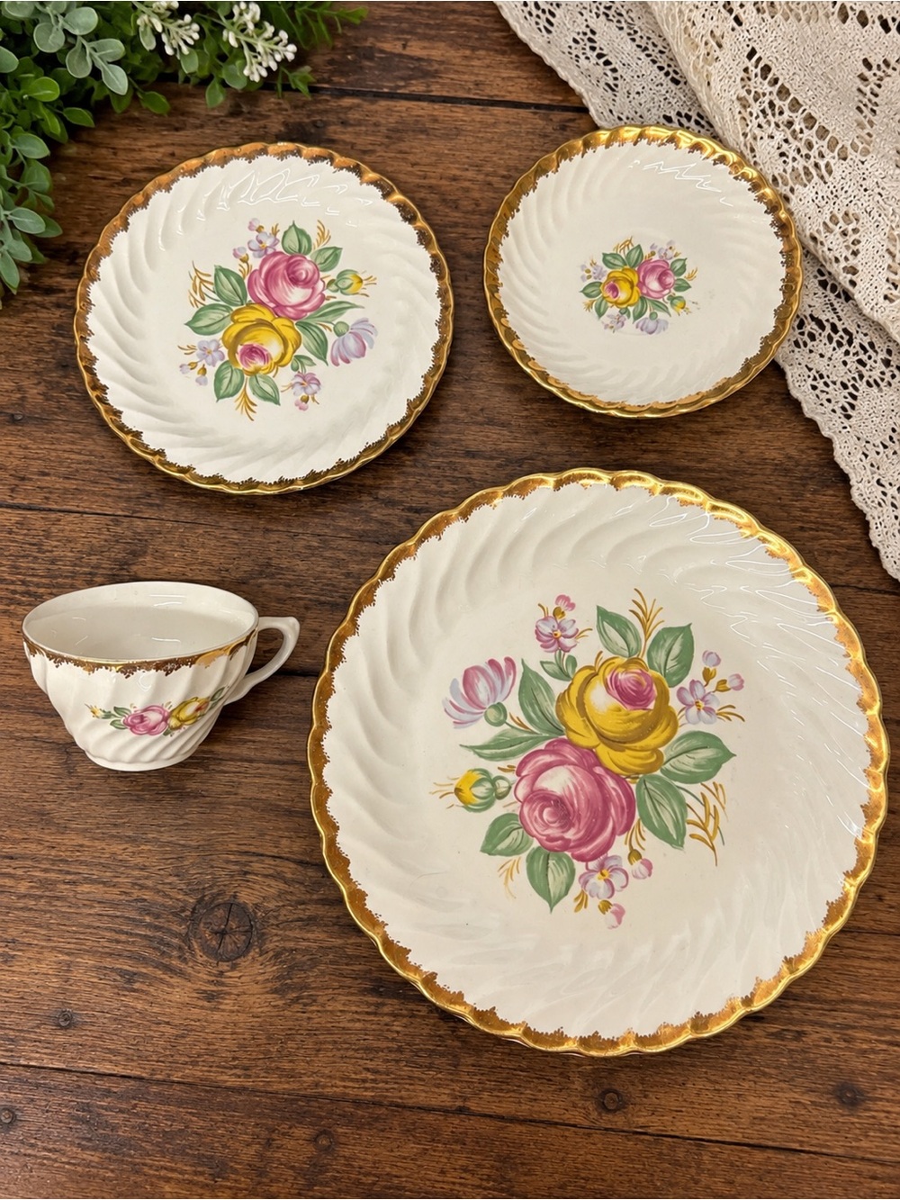 Royal China Quban Royal 22K Gold Floral 4 Pc Place Setting Vintage Set 4